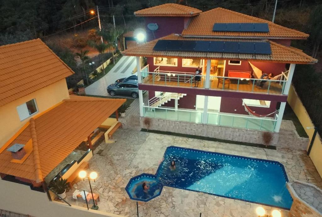 uma vista aérea de uma casa com piscina em CHÁCARA NATUREZA VIVA GUARAREMA em Guararema