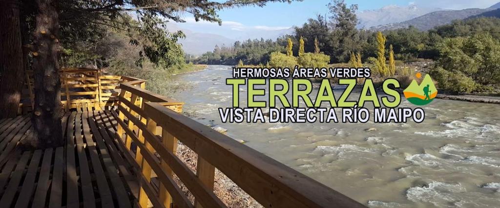 uma vista para um rio a partir de uma cerca de madeira em Cabañas y Hotel Rural Mirador del Maipo em San José de Maipo