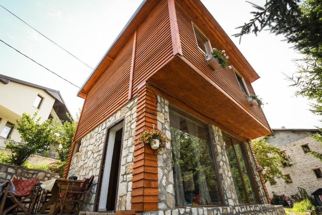 una pequeña casa con techo de gambrel en Cece's home, en Mavrovo