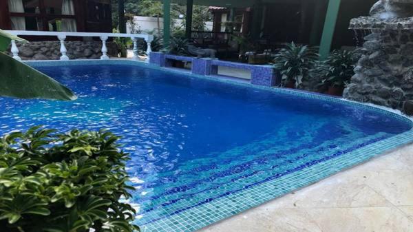 una gran piscina azul en un patio en Casa Melosa, en Potrero