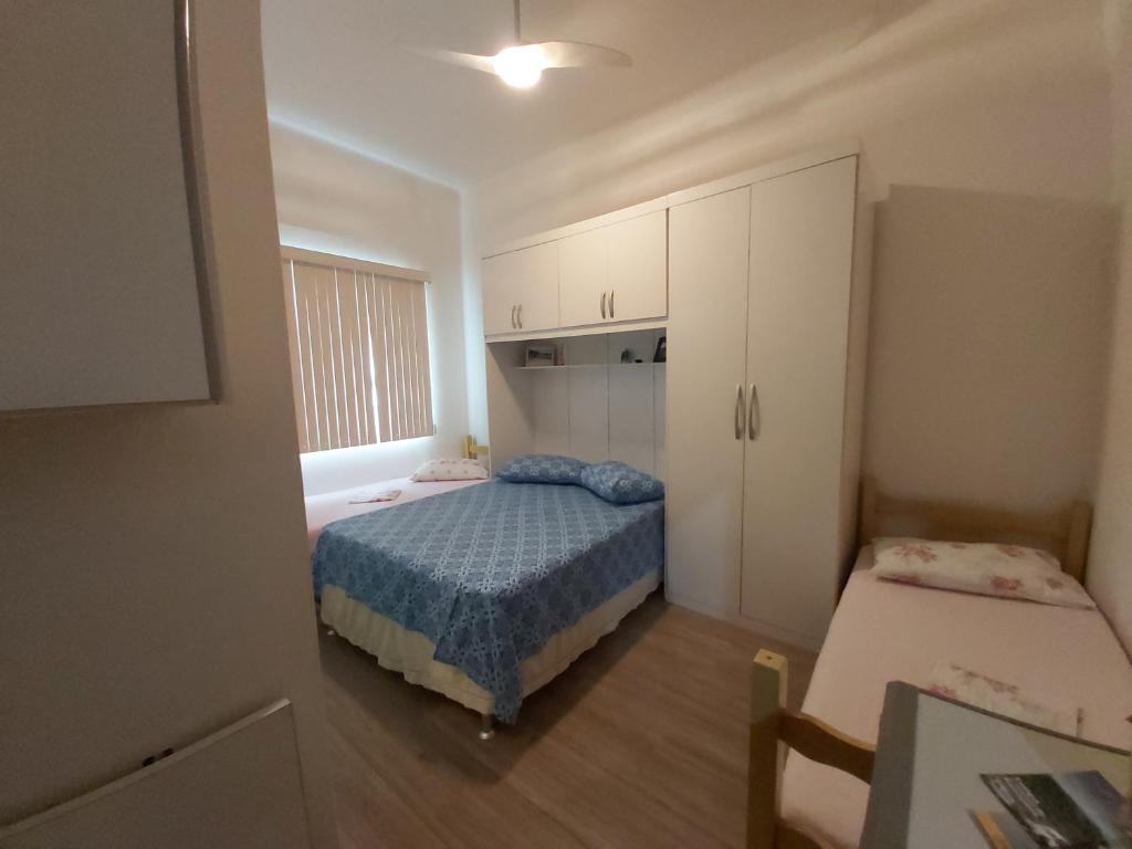 una piccola camera con letto e armadio di Estilo Residence I a São Lourenço