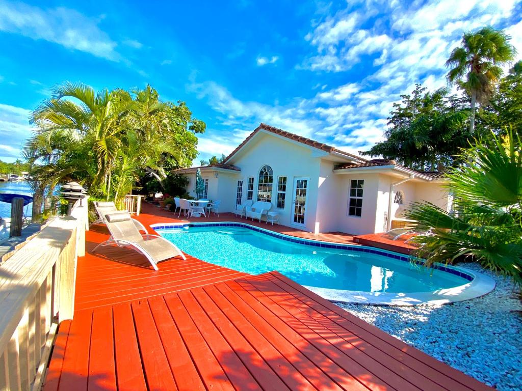 a villa with a swimming pool and a house at Villa-Coral-Ridge in Fort Lauderdale
