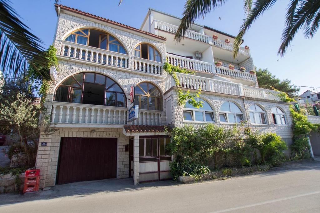 Fotografia z galérie ubytovania Apartments David - 20m from the beach with parking v Trogiri