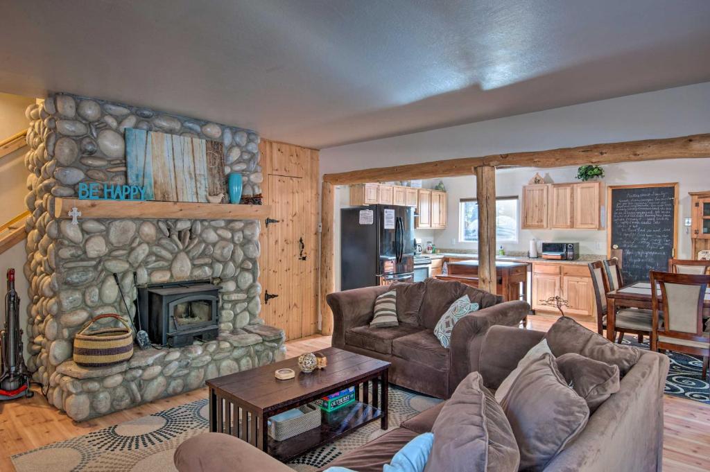 - un salon avec une cheminée en pierre dans une maison dans l'établissement 7 Mi to Heavenly Ski Resort Cozy Tahoe Cabin, à South Lake Tahoe