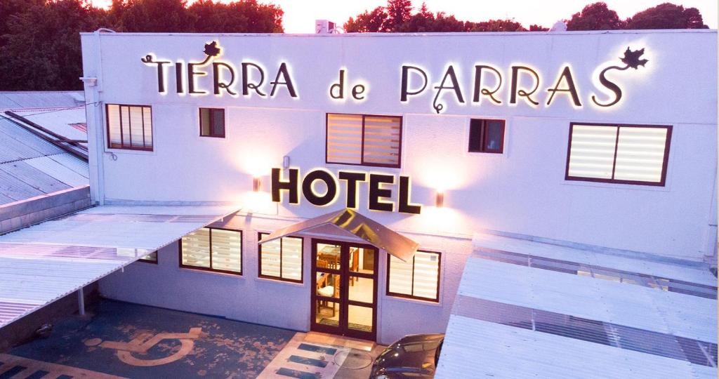 a hotel with a sign that reads terra de parias hotel at Hotel Tierra de Parras in Chillán