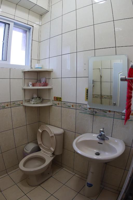 a bathroom with a toilet and a sink at Cuiti B&amp;B in Fenqihu