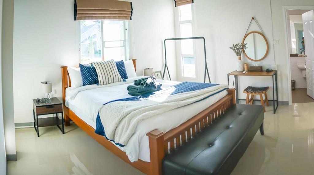 sypialnia z dużym łóżkiem i lustrem w obiekcie PAI LAMUN VALLEY w mieście Pai
