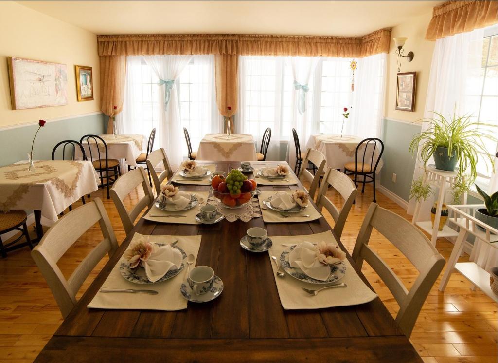 a dining room with a wooden table and chairs at Au coeur de Saint-Sauveur in Saint-Sauveur-des-Monts