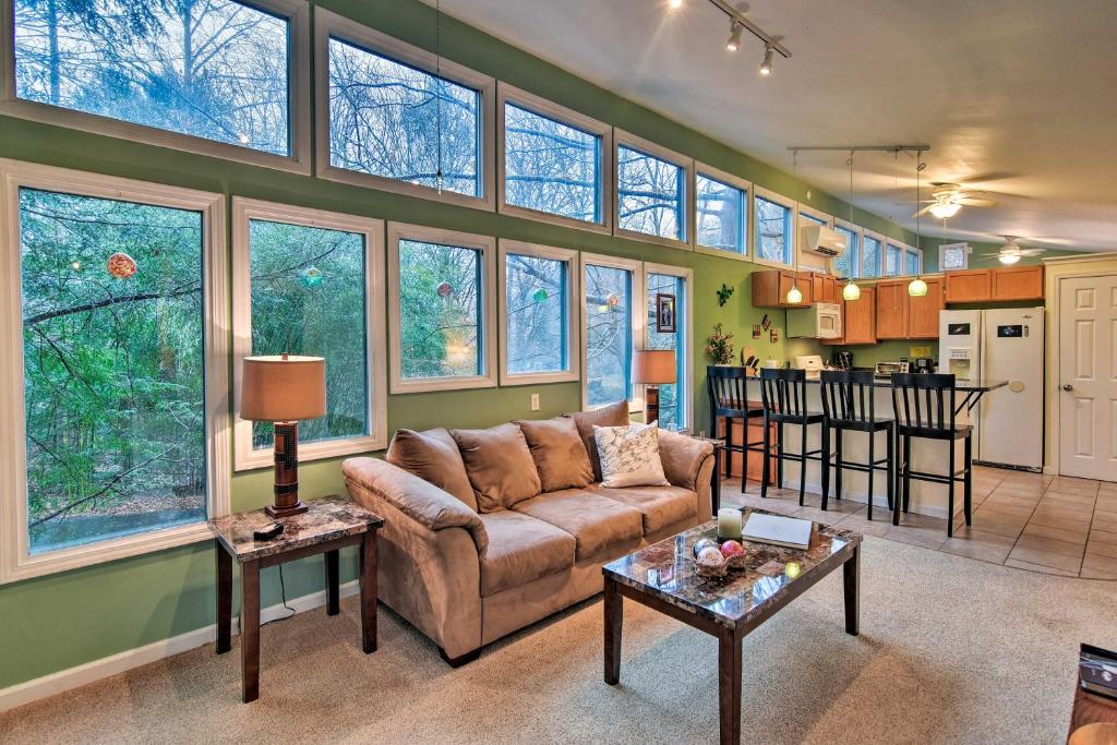 ein Wohnzimmer mit einem Sofa und einer Küche in der Unterkunft Artists Mtn Retreat 6 Mi to Downtown Asheville! in Asheville