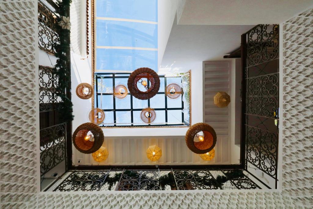 una camera con finestra con ghirlande e specchio di Riad Beata Bed & Breakfast a Marrakech