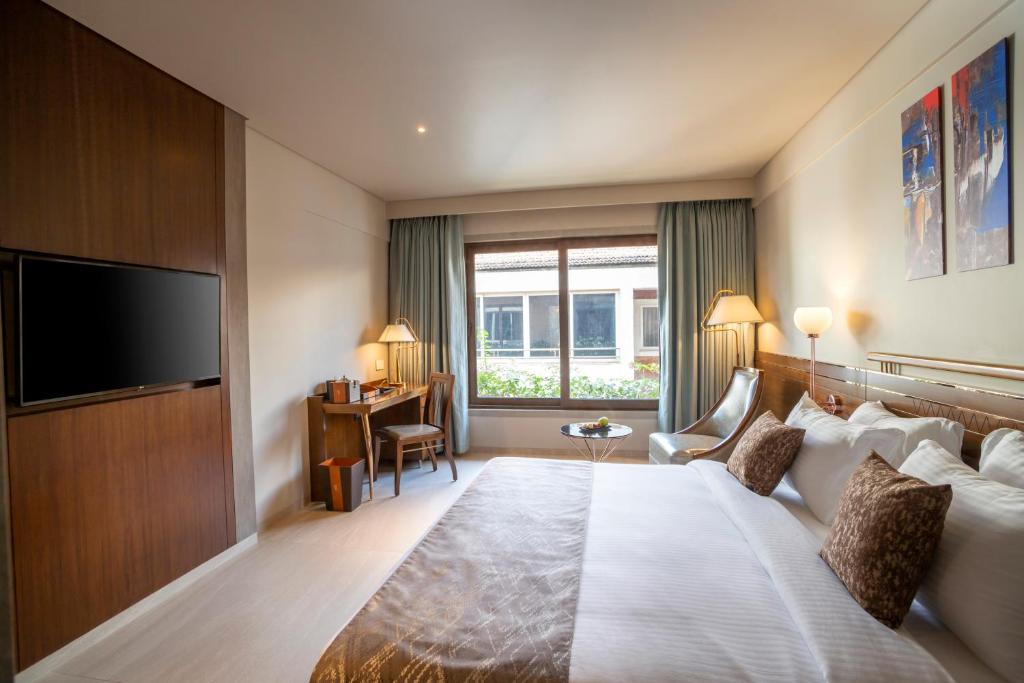 Postel nebo postele na pokoji v ubytování YU Hotel Candolim
