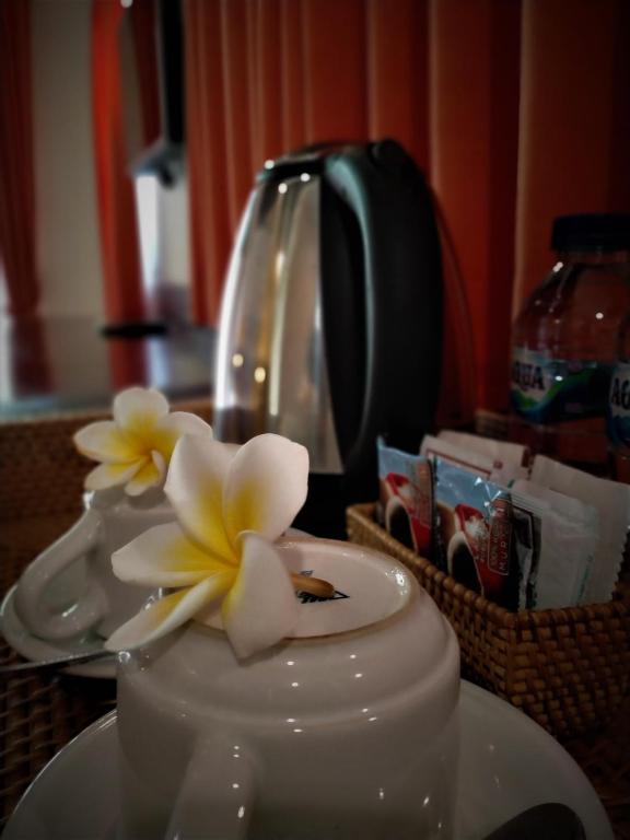 Příslušenství pro přípravu čaje a kávy v ubytování Pondok Massas Ubud