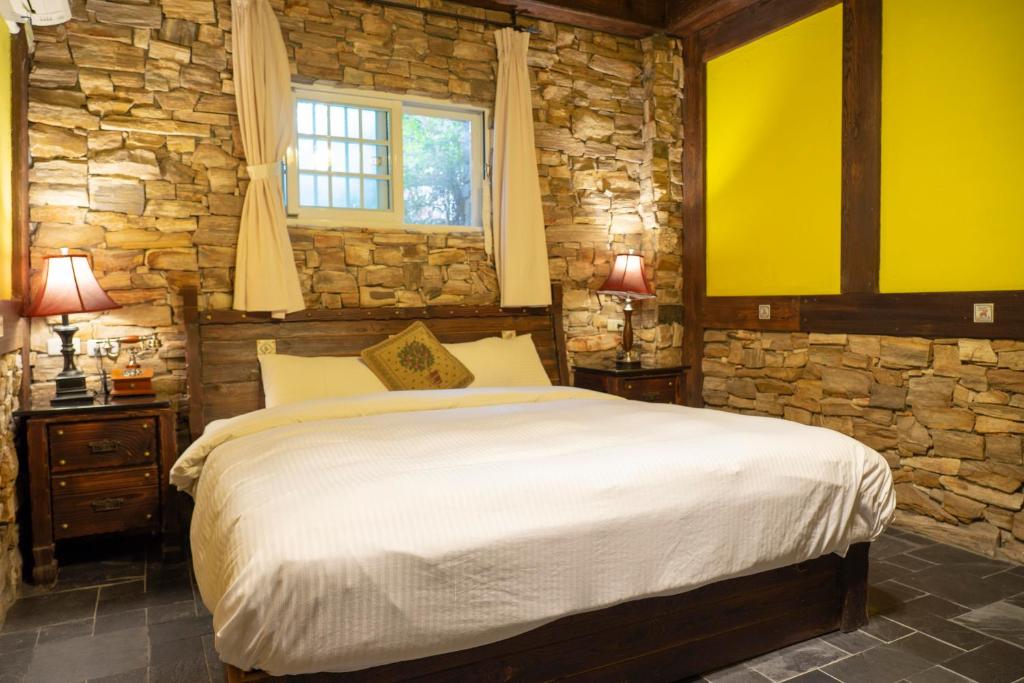 Postel nebo postele na pokoji v ubytování Provence Rose Lodge