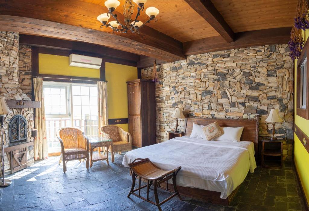 Postel nebo postele na pokoji v ubytování Provence Rose Lodge