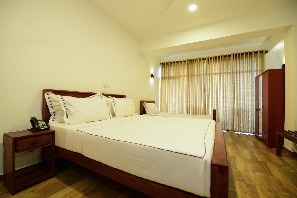 Postel nebo postele na pokoji v ubytování Chaaya inn Hotel