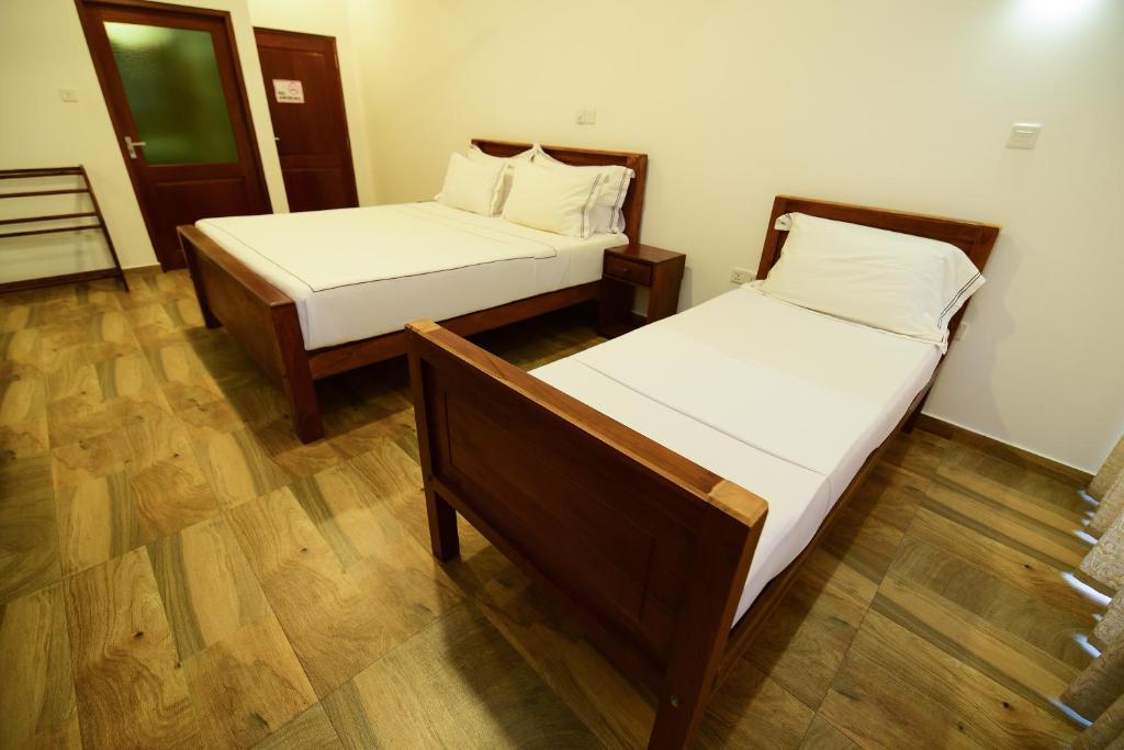 Postel nebo postele na pokoji v ubytování Chaaya inn Hotel