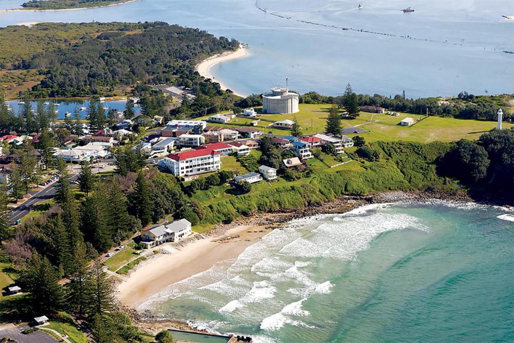 una vista aerea di un resort su una spiaggia di Pacific Hotel Yamba a Yamba