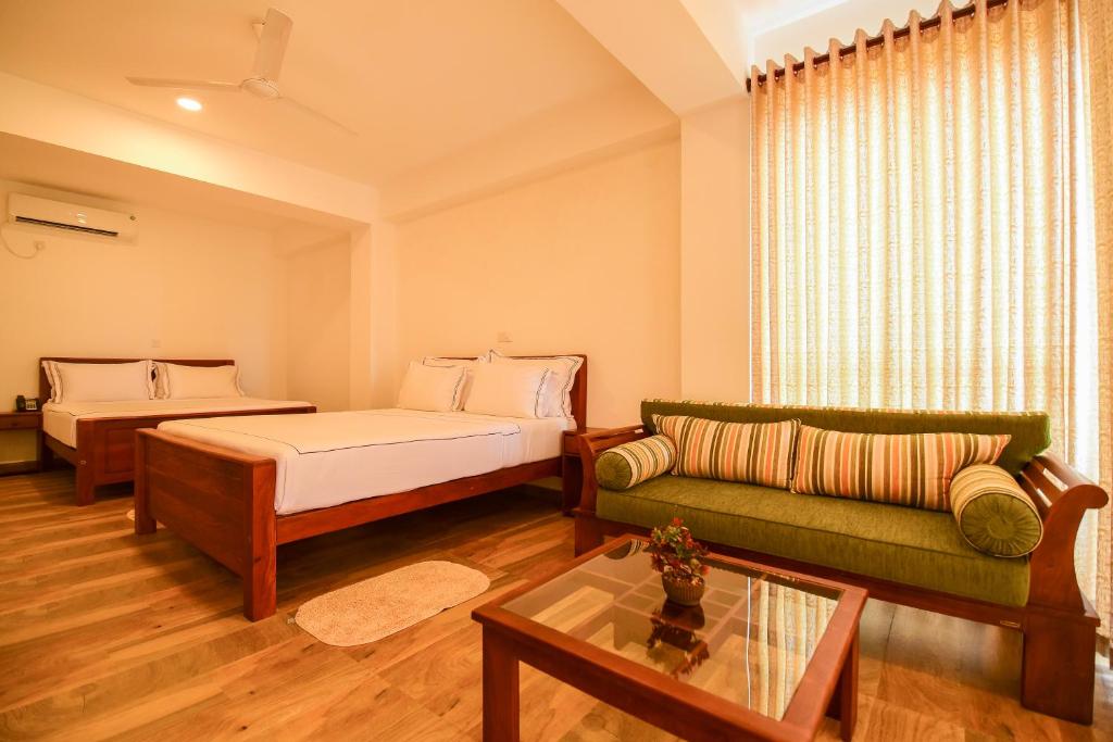 Postel nebo postele na pokoji v ubytování Chaaya inn Hotel