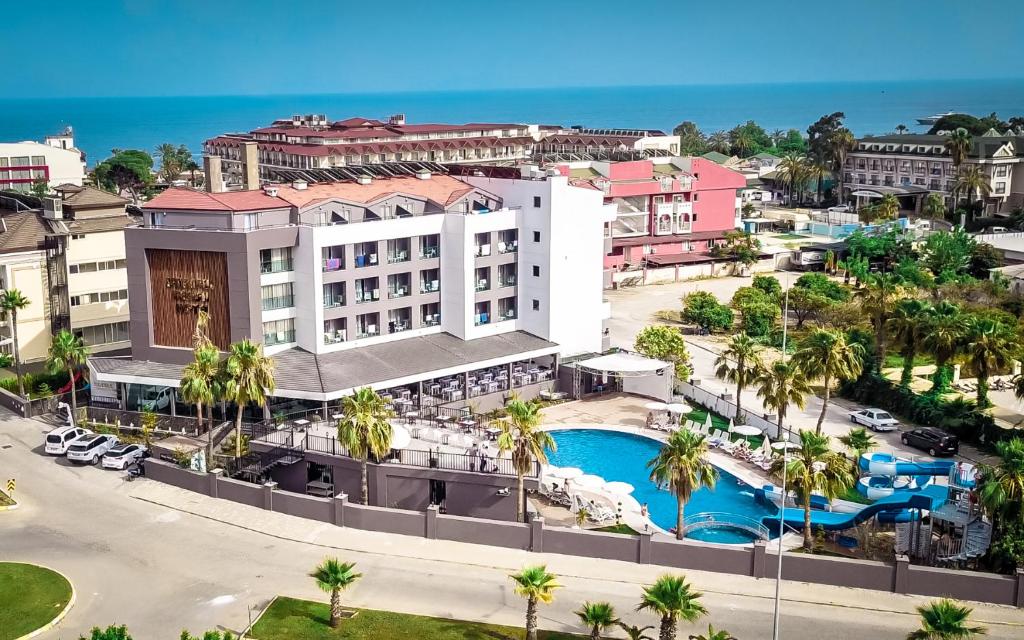 een luchtzicht op een resort met een zwembad bij İstanbul Beach Hotel in Kemer