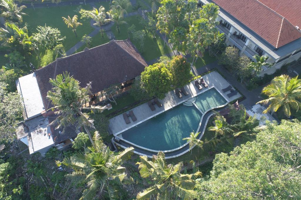 Una vista aérea de una piscina con palmeras. en Amatara Agung Raka, en Ubud