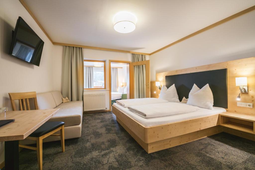 Postel nebo postele na pokoji v ubytování Familienhotel Botenwirt