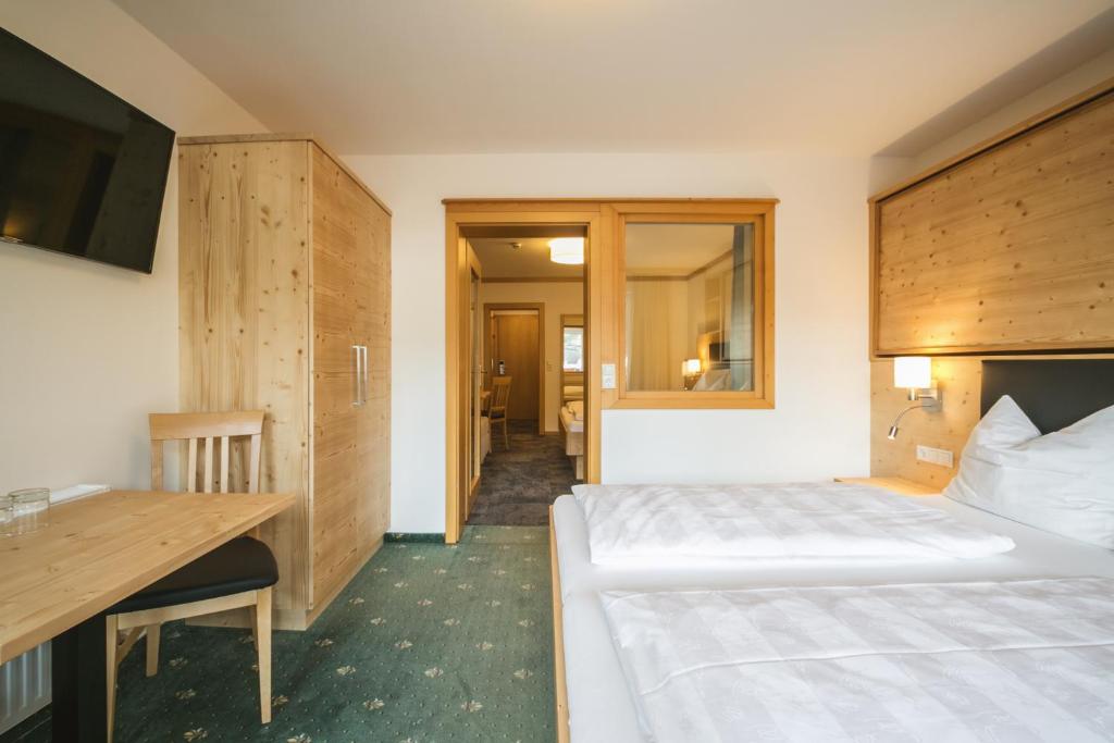 Postel nebo postele na pokoji v ubytování Familienhotel Botenwirt