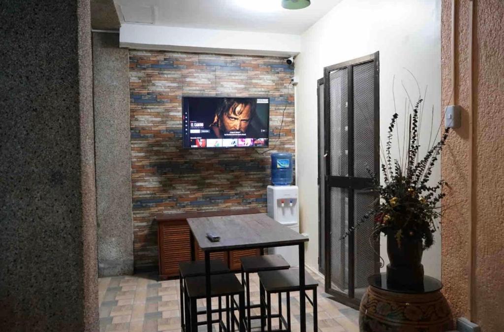 TV a/nebo společenská místnost v ubytování Peach Haven