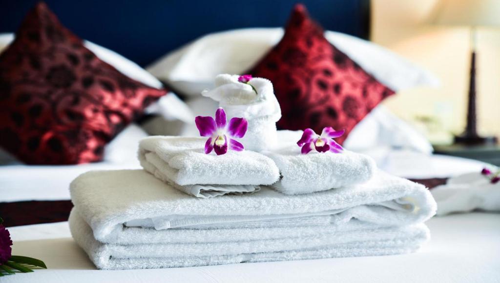 Postel nebo postele na pokoji v ubytování Almond Hotel Sothearos