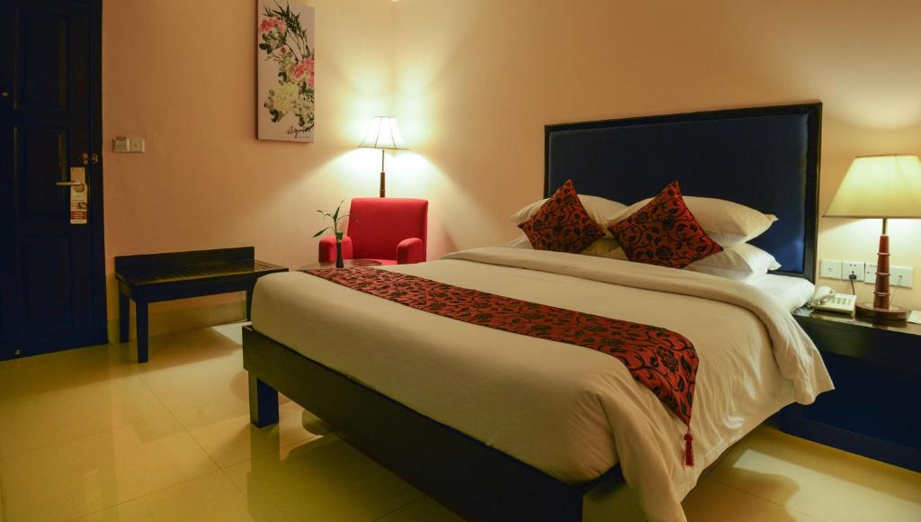 Postel nebo postele na pokoji v ubytování Almond Hotel Sothearos