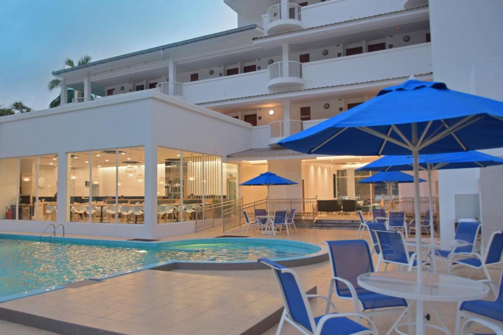 Bazén v ubytování AVI Pangkor Beach Resort nebo v jeho okolí