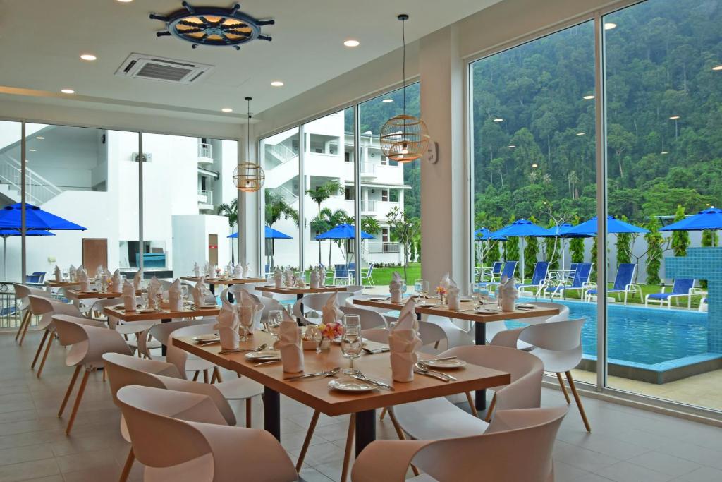 Bazén v ubytování AVI Pangkor Beach Resort nebo v jeho okolí