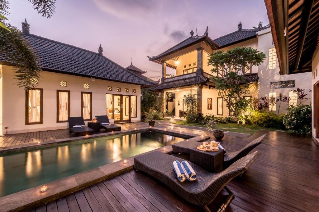 a villa with a swimming pool and a house at Villa Kubu Agung in Ubud