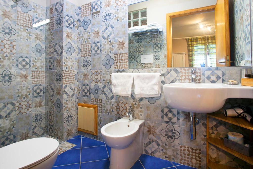 A bathroom at TerraSole Bakery B&B