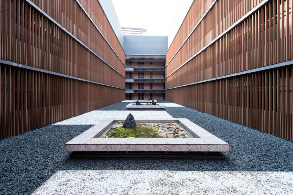 a courtyard with a fountain in the middle of a building at Hotel Villa Fontaine Grand Tokyo-Tamachi in Tokyo