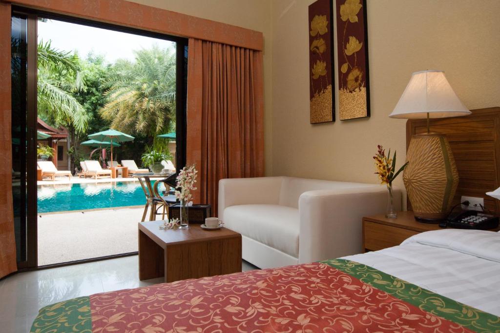 Bazén v ubytování Baan Souy Resort nebo v jeho okolí