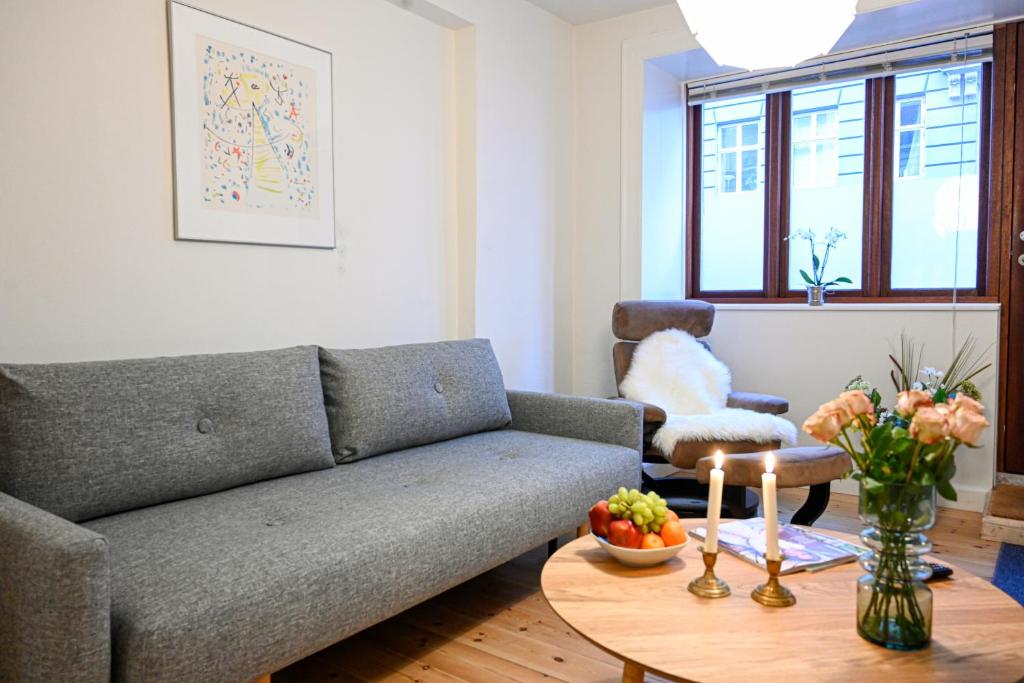 een woonkamer met een bank en een tafel bij Sanders Park - One-Bedroom Apartment Close to the Metro Station in Kopenhagen