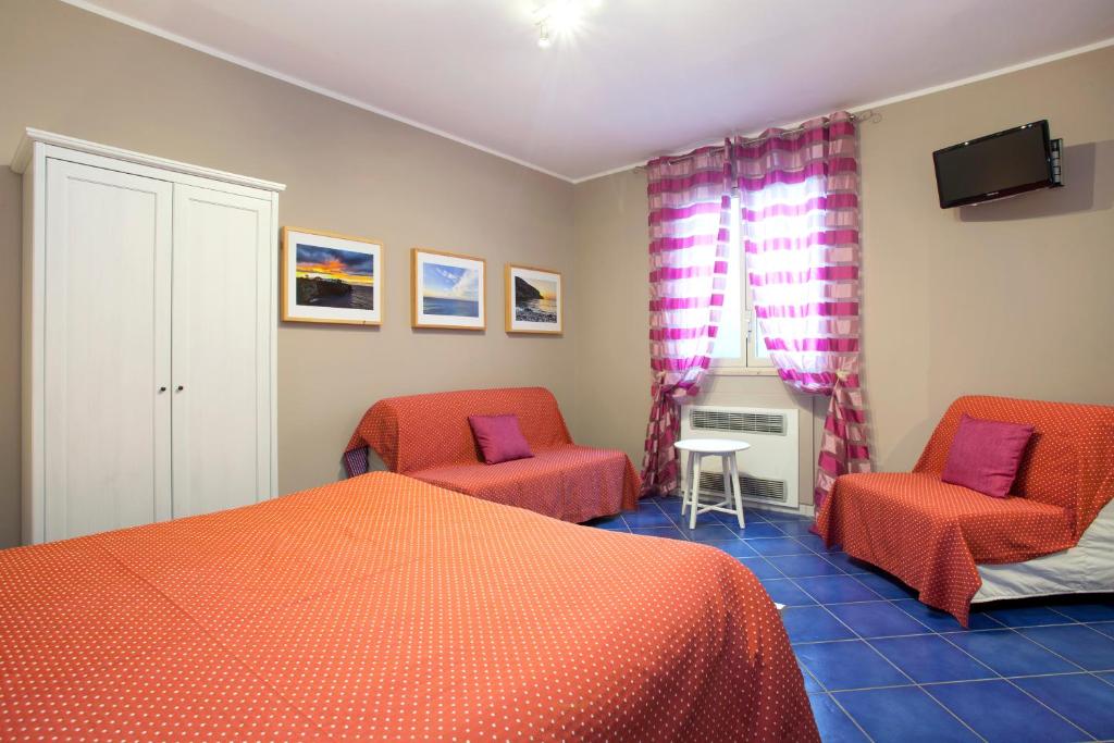 A television and/or entertainment centre at TerraSole Bakery B&B