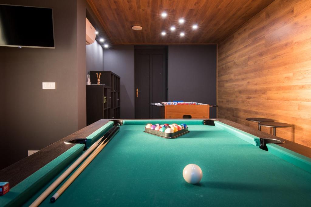 una mesa de billar con una pelota en una habitación en MORE Podgora Luxury Design Apartment, en Podgora