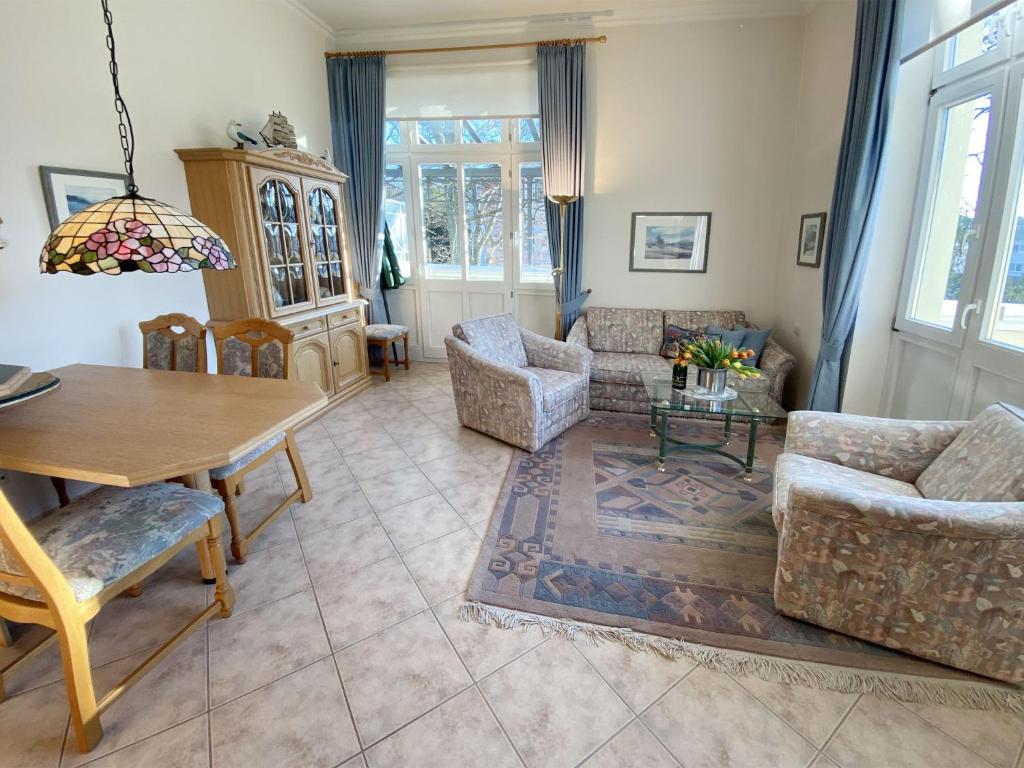 - un salon avec une table et des chaises dans l'établissement Villa Caprivi 10, à Heringsdorf