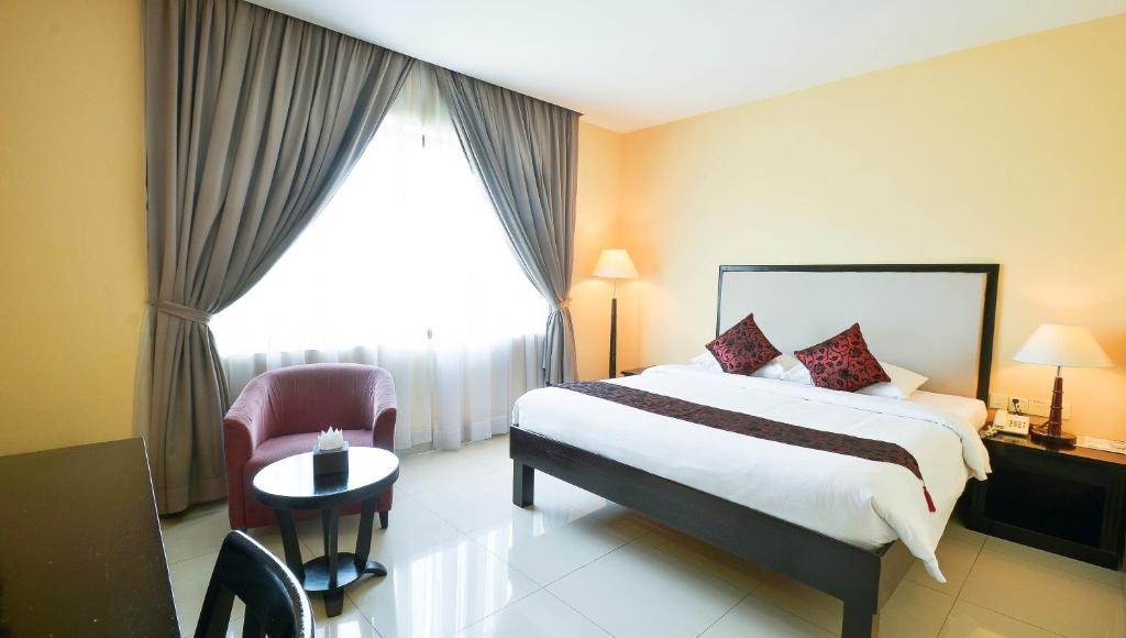Postel nebo postele na pokoji v ubytování Almond Hotel Sothearos