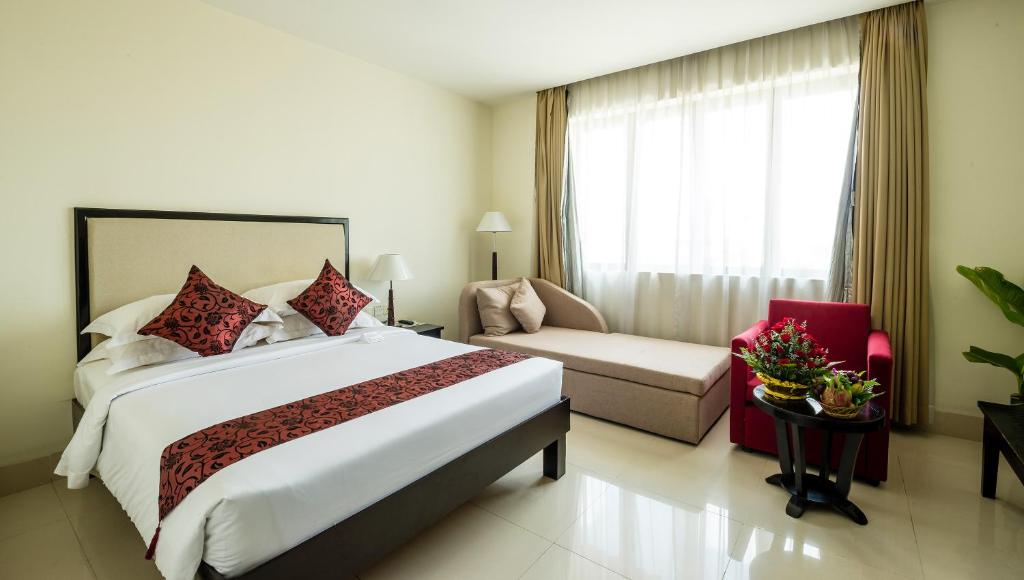 Postel nebo postele na pokoji v ubytování Almond Hotel Sothearos