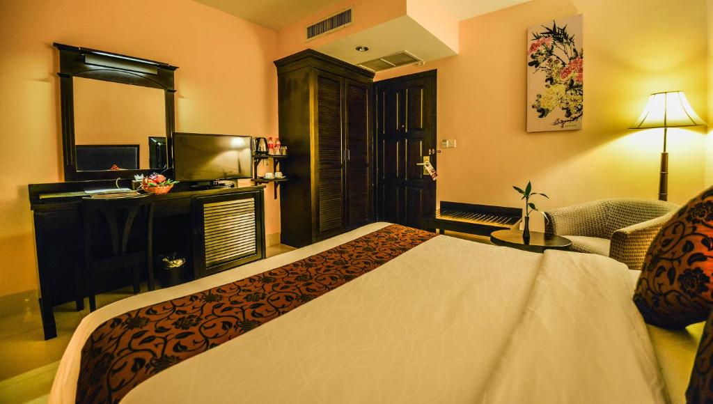 Postel nebo postele na pokoji v ubytování Almond Hotel Sothearos