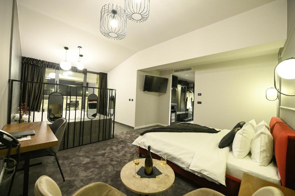 TV a/nebo společenská místnost v ubytování Boscovich Boutique Hotel