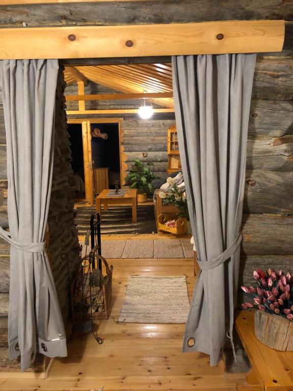 a room with curtains in a log cabin at Villa Karhunkehto in Luosto