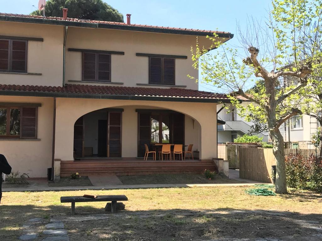 una casa con un banco delante de ella en Villa Gabry en Camaiore