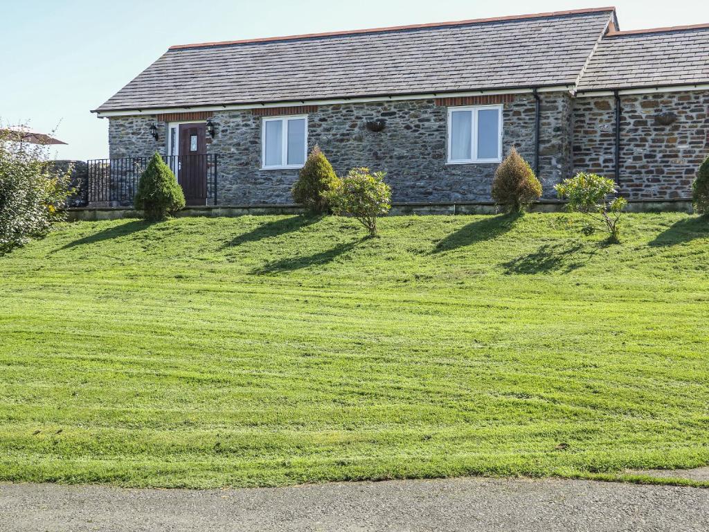 une maison avec une grande cour avec de l'herbe verte dans l'établissement Middle Barn, à Launceston