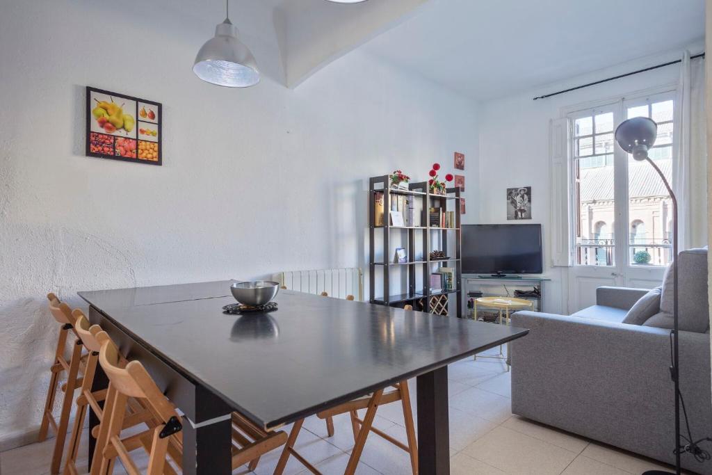 a living room with a table and a couch at Apartamento Sant Gervasi in Barcelona