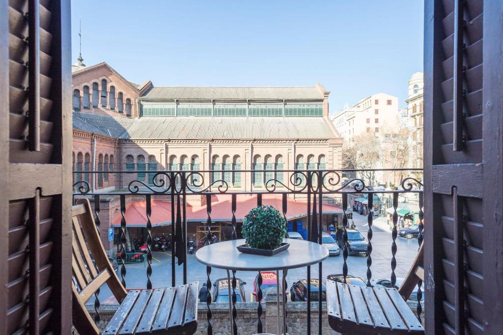 Un balcón con una mesa y sillas y un edificio. en Apartamento Sant Gervasi, en Barcelona