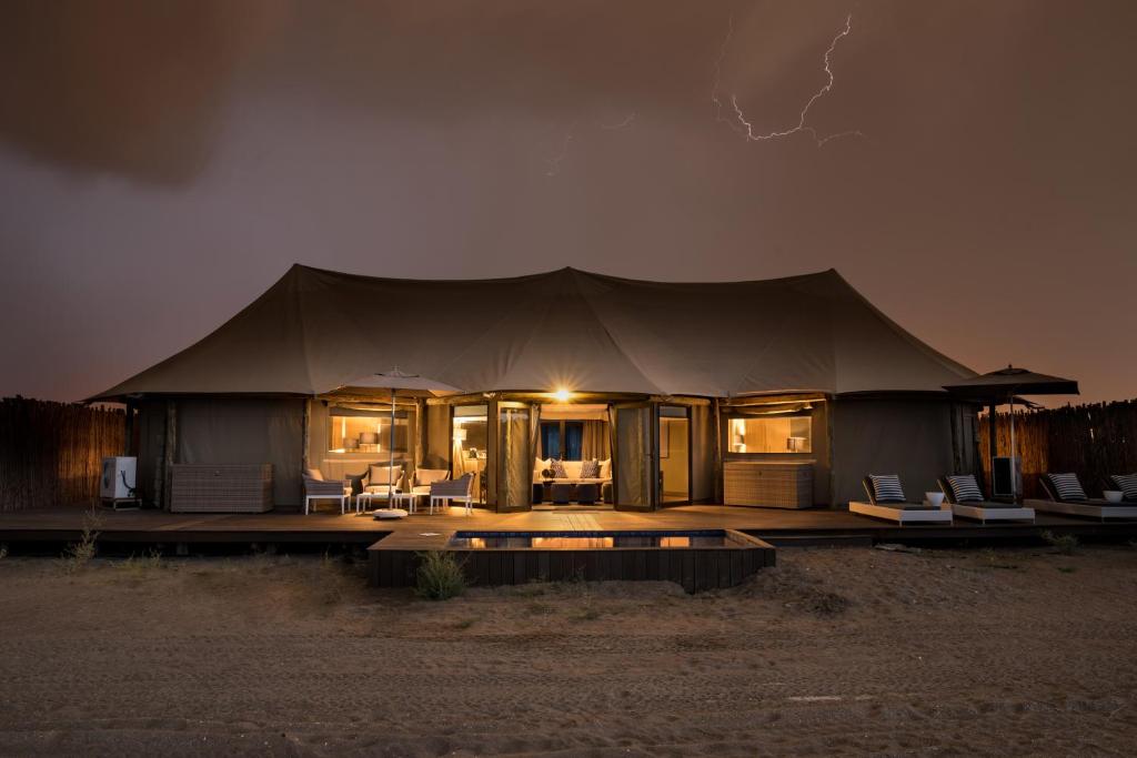 Budova, kde se the luxury tent nachází
