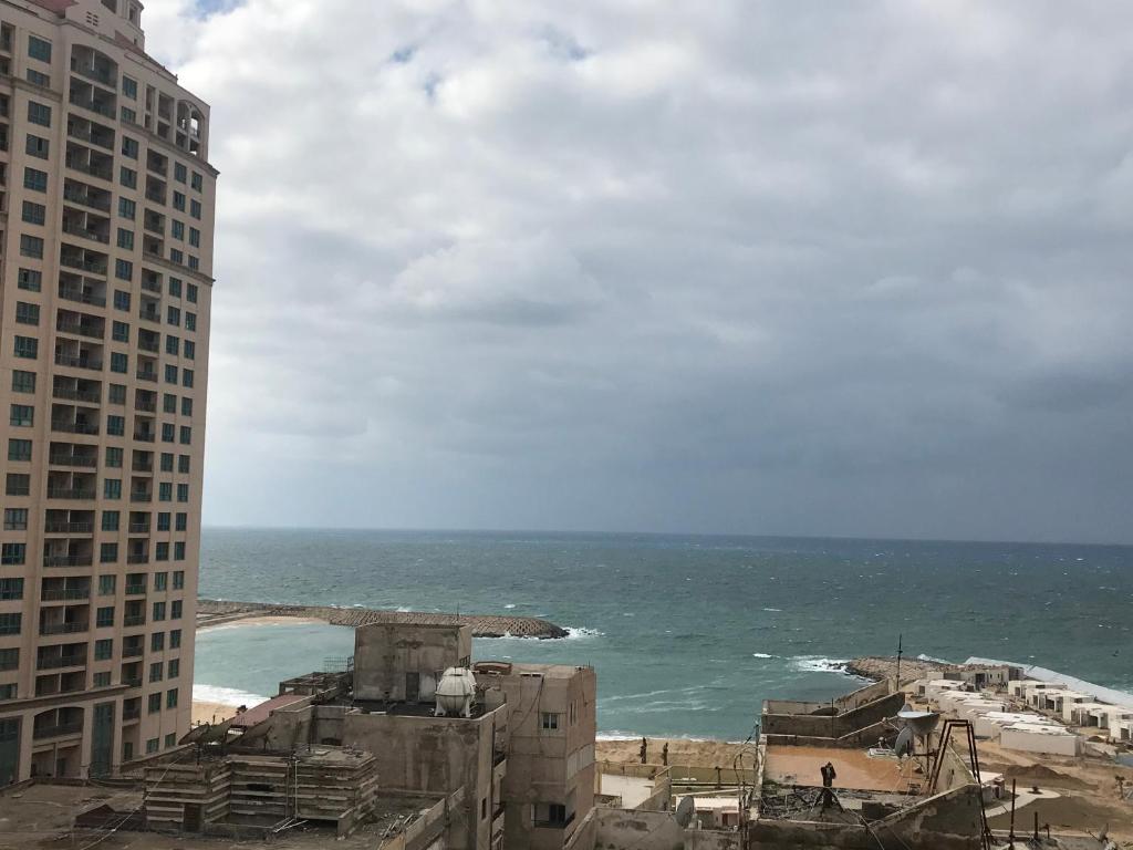 uma vista para o oceano a partir de um edifício em Sea View Haven In San Stefano em Alexandria